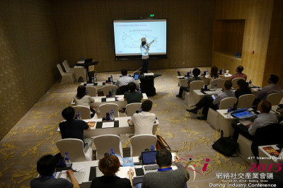 Dr. Song Li, CEO von Zhenai auf der Beijing iDate  in 2015